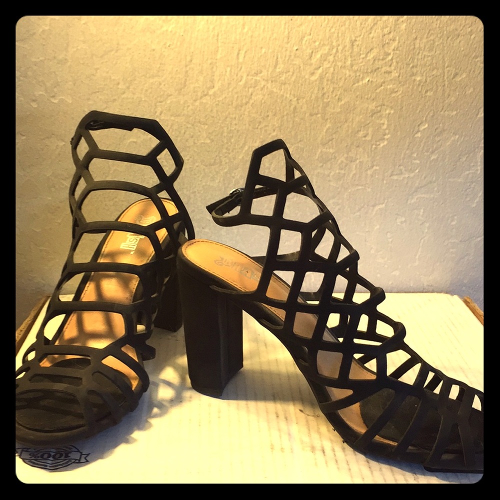 Black Thick Heels Perfect for Ocassions on Grass